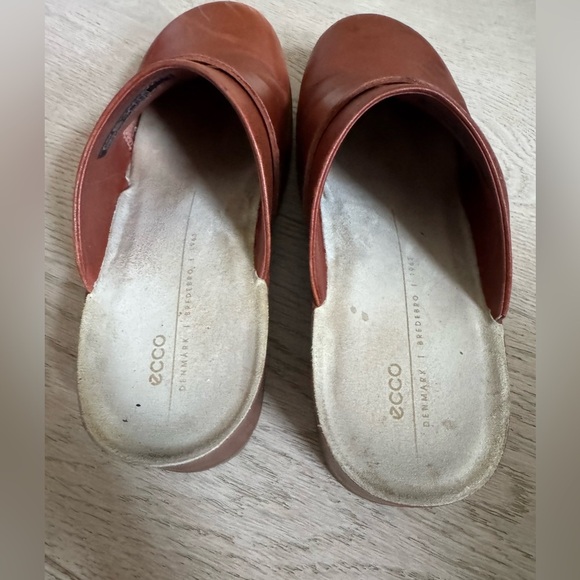 ECCO Comfort
Women's Leather Clog size 38 (US 7-7.5) - Picture 6 of 12
